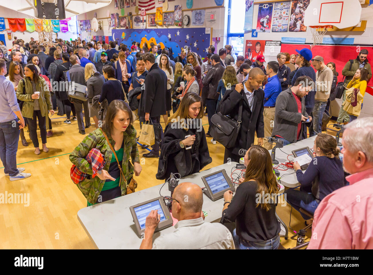 Arlington, Virginia, USA. 8th Nov, 2016. Voters mid-morning, long lines, on presidential election day. Credit:  Rob Crandall/Alamy Live News Stock Photo