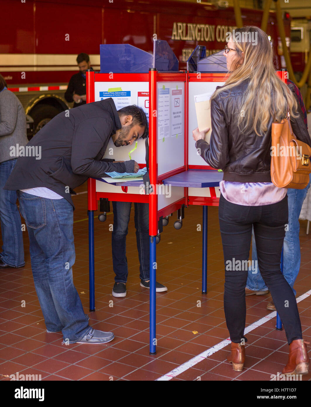 Arlington, Virginia, USA. 8th Nov, 2016. Voters cast their ballots, mid-morning, on presidential election day. Credit:  Rob Crandall/Alamy Live News Stock Photo