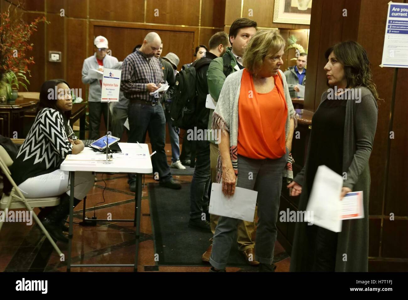 Chicago, USA. 8th Nov, 2016. People prepare to vote at a polling ...
