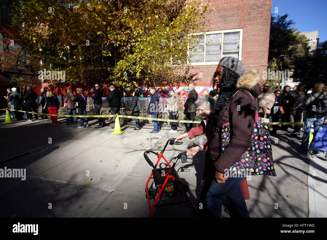 New York, United States. 08th Nov, 2016. Voters in the Chelsea neighborhood of Manhattan in New York City line up to vote on Election Day, November 8, 2016. Record numbers of voters are turning our for the historic United States Presidential election between Hilary Clinton and Donald Trump. Credit: Adam Stoltman/Alamy Live News Stock Photo