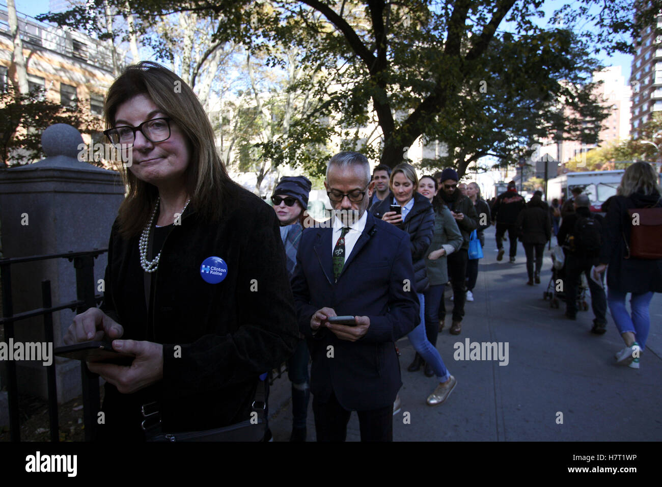 New York, United States. 08th Nov, 2016. Voters in the Chelsea neighborhood of Manhattan in New York City line up to vote on Election Day, November 8, 2016. Record numbers of voters are turning our for the historic United States Presidential election between Hilary Clinton and Donald Trump. Credit:  Adam Stoltman/Alamy Live News Stock Photo