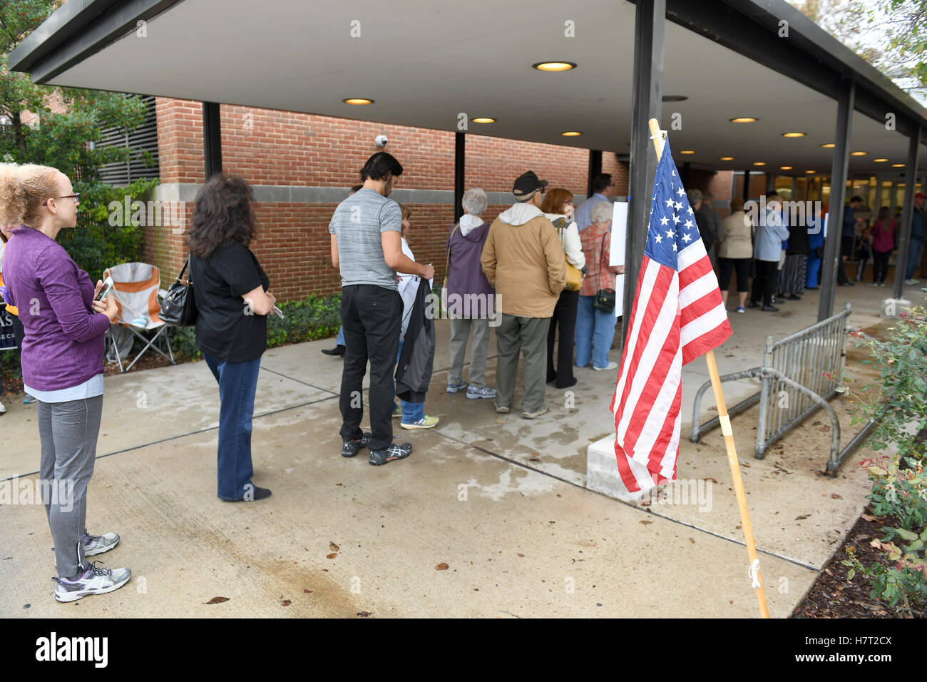 St Louis, Missouri, USA. 8th November, 2016. Voters come to their polling places to exercise their right to vote in the Presidential elections in Saint Louis, Missouri Credit:  Gino's Premium Images/Alamy Live News Stock Photo