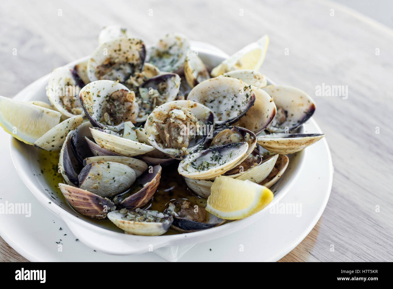 garlic white wine steamed fresh clams seafood tapas simple snack