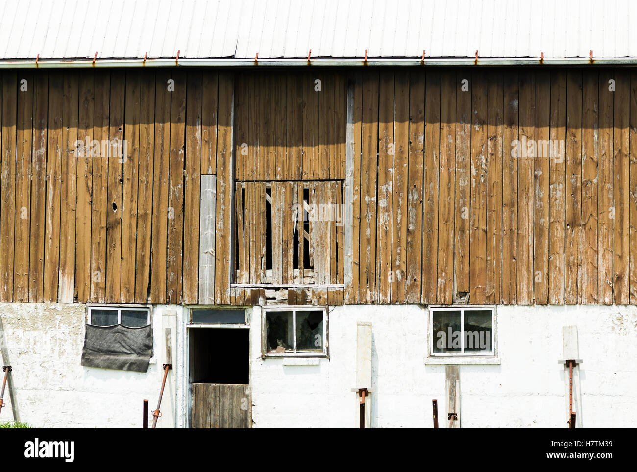 Small wooden barn hi-res stock photography and images - Alamy