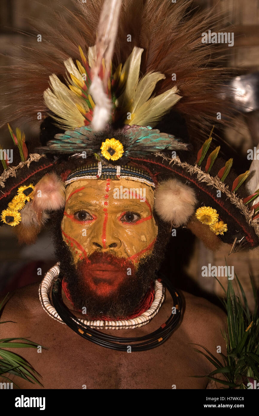 Huli Men Huli man wearing headdress with Bird of Paradise and Lorikeet feathers ...