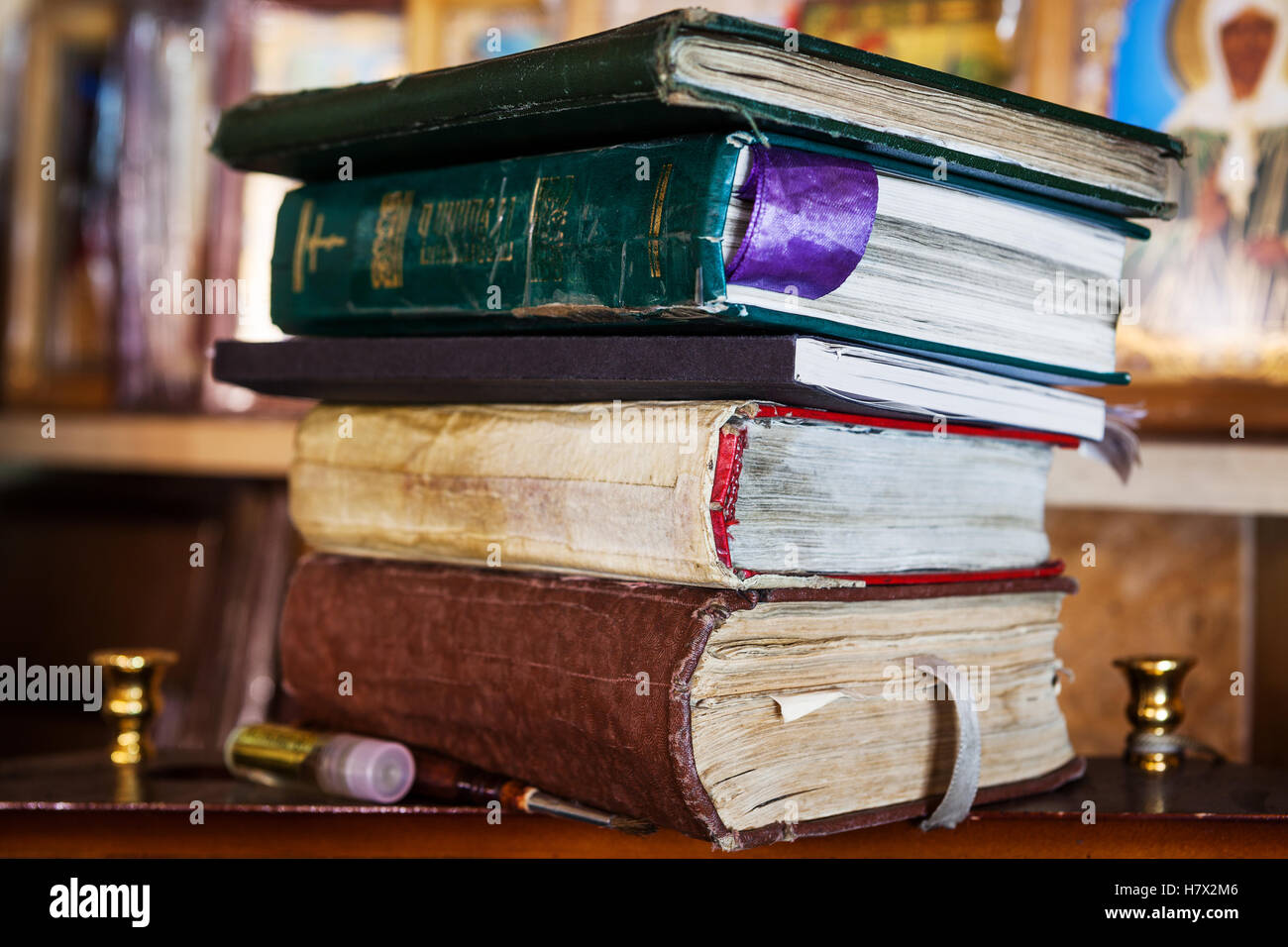 old books on the shelf Stock Photo - Alamy