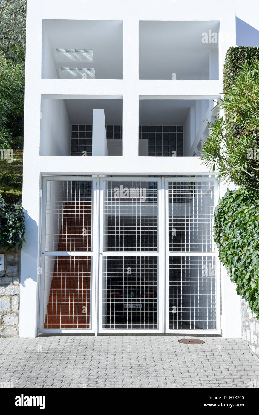 Entrance of a modern house Stock Photo - Alamy