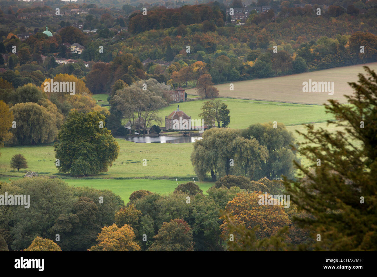 England, Buckinghamshire, West Wycombe, elevated view of Park and William Penn statue on Sawmill House Stock Photo