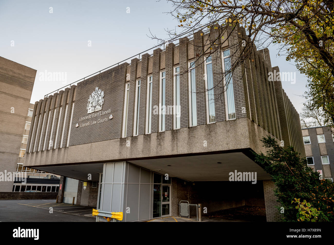 The exterior of Llanelli Law Courts Stock Photo Alamy