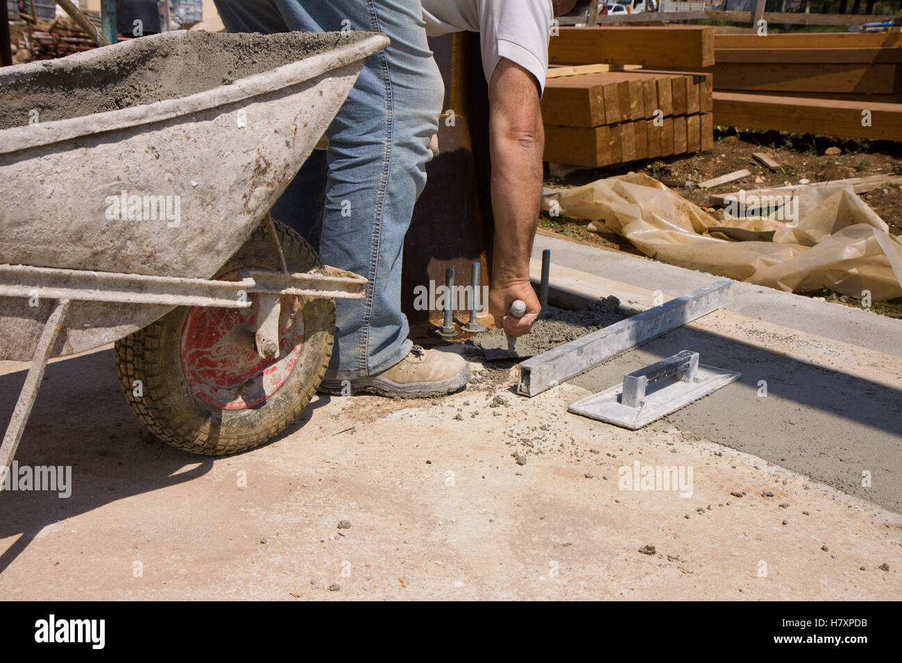 bricklayer at work in a building site Stock Photo - Alamy