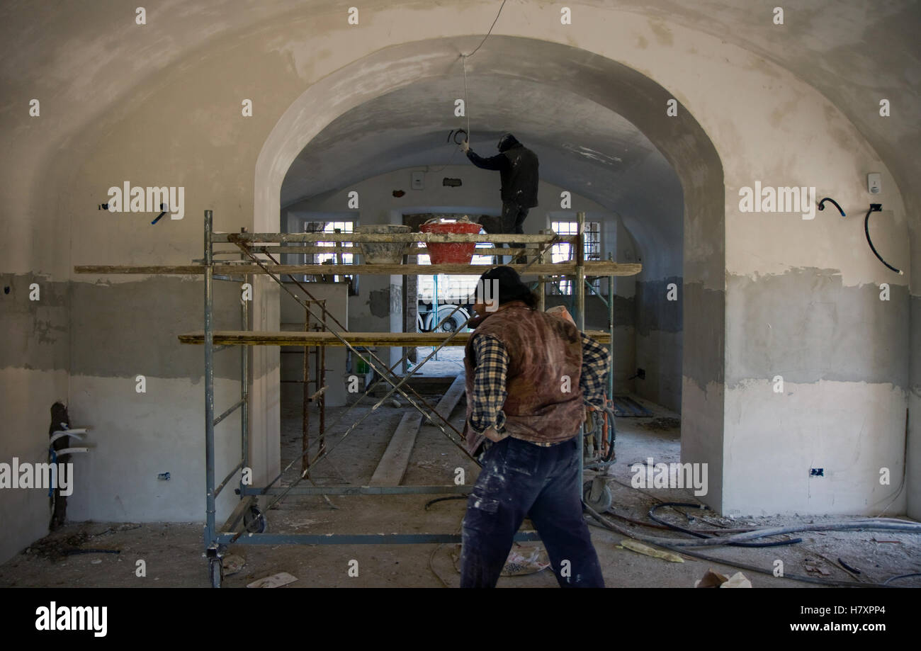 builders at work in building site Stock Photo - Alamy