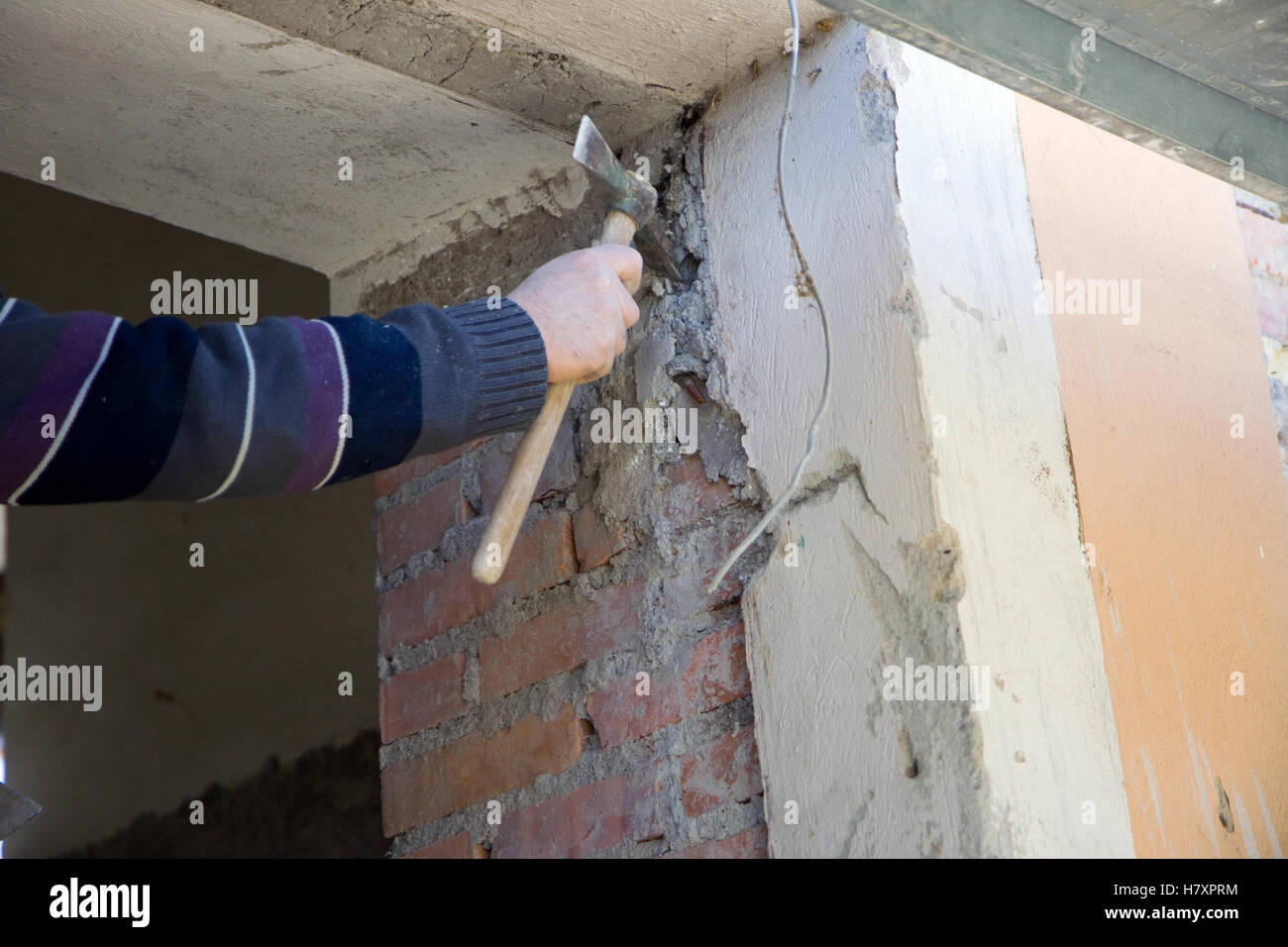bricklayer working in a building site Stock Photo - Alamy