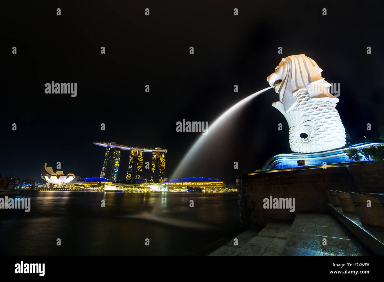 Merlion fountain and marina bay at night, Singapore Stock Photo - Alamy