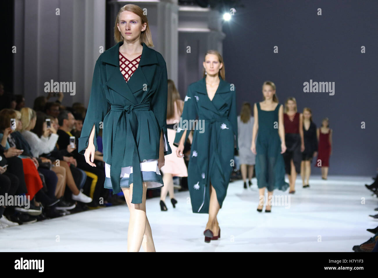 Catwalk models hi-res stock photography and images - Alamy