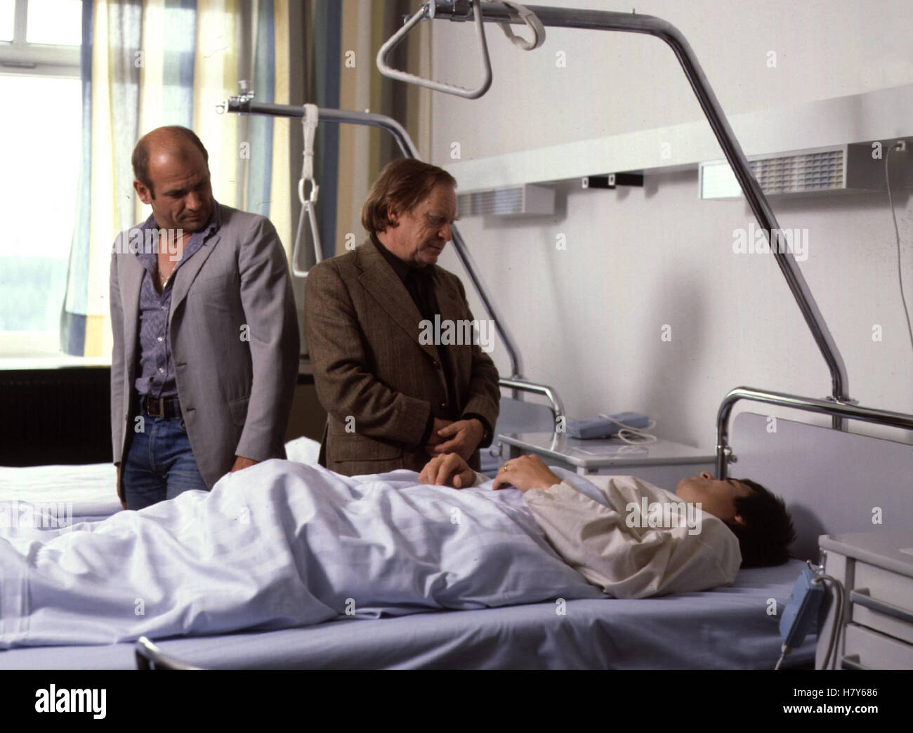 TATORT: Die Kugel im Leib, D 1979, Regie: Wolfgang Staudte, KLAUS LÖWITSCH, WILLY SEMMELROGGE, HANS-GEORG PANCZAK, Stichwort: Patient, Krankenbesuch, Krankenhaus, Bett, Krankenzimmer Stock Photo