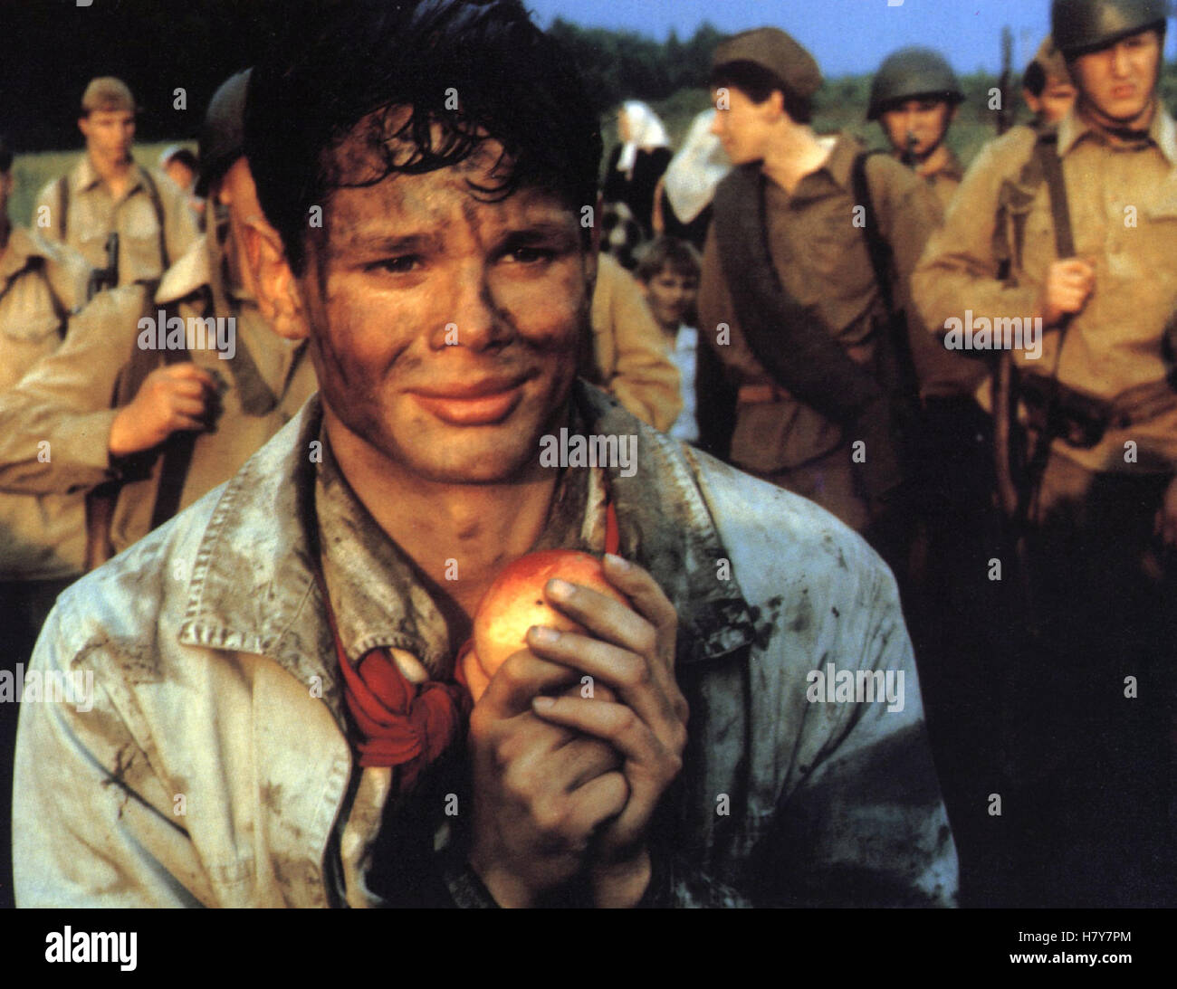 Hitlerjunge Salomon, (EUROPA, EUROPA) D-F 1991, Regie: Agnieszka Holland,  MARCO HOFSCHNEIDER, Key: Apfel, Soldaten Stock Photo - Alamy