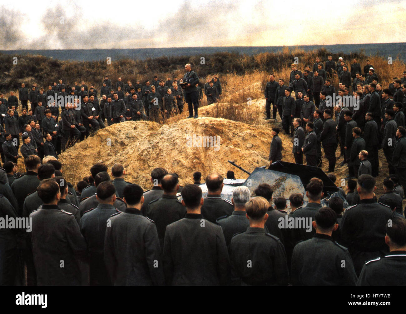 Stalingrad, (STALINGRAD) D 1992, Regie: Joseph Vilsmaier, Szene Stichwort: Soldaten, Massengrab, Krieg Stock Photo