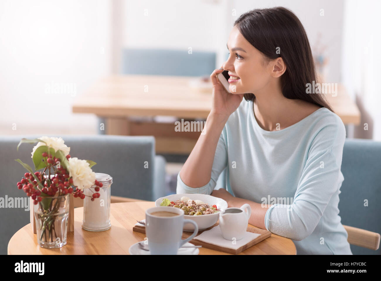 человек завтракает. Worker at lunch. She is having lunch now. люди едят в ресторане. She is having lunch now.