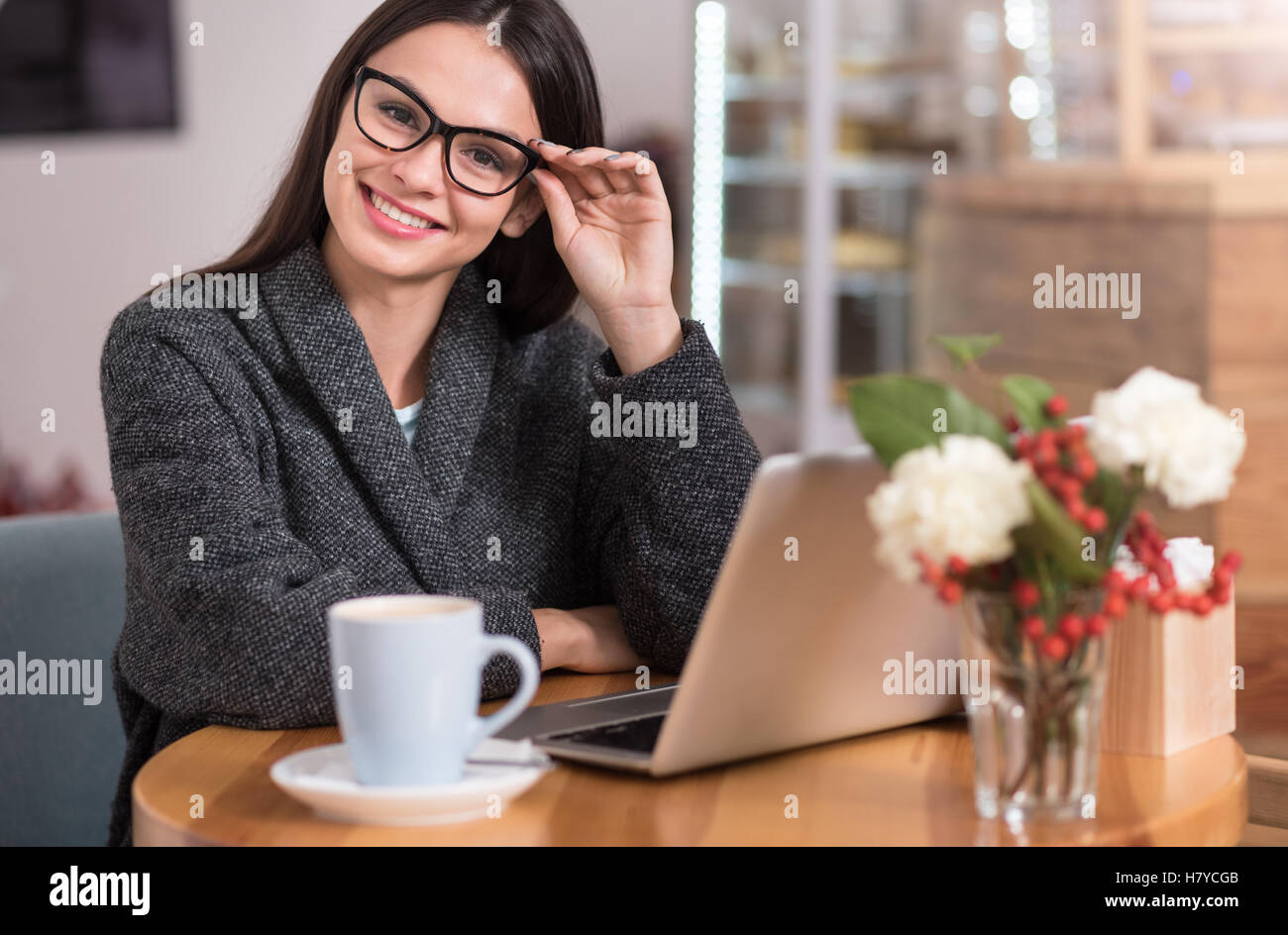Beautiful young woman using her laptop in a coffee shop Stock Photo - Alamy