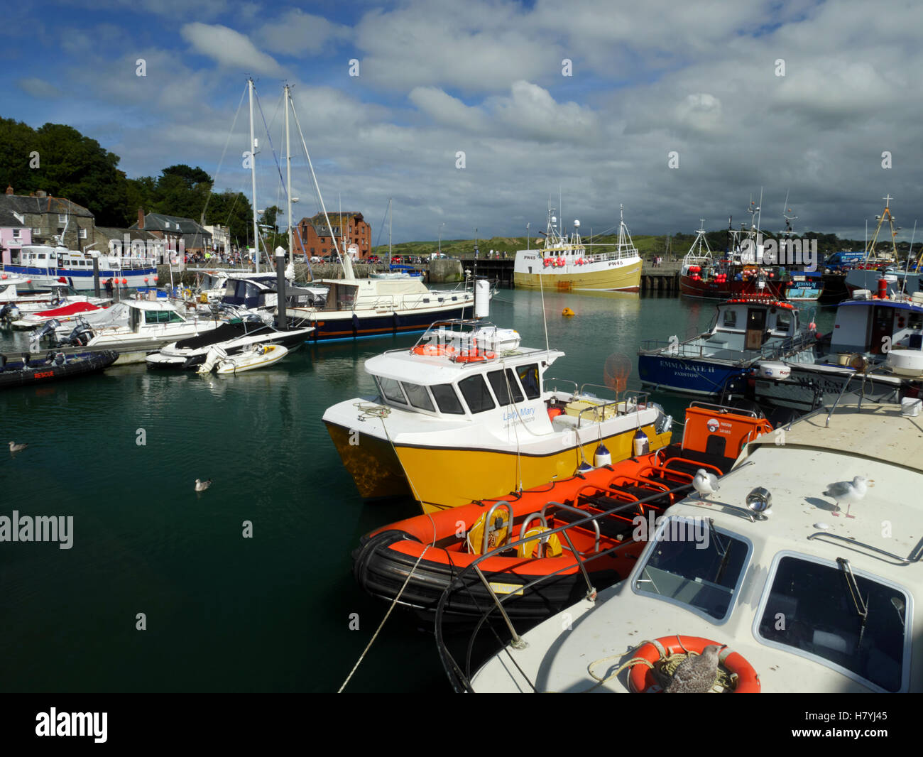 Fishing boats padstow hi-res stock photography and images - Alamy