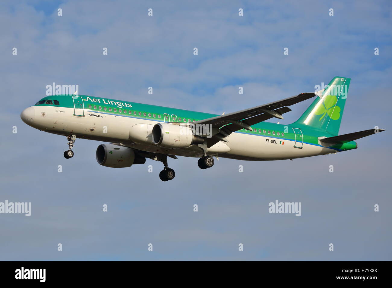 Aer Lingus Airbus A320-214 EI-DEL landing at Heathrow Airport, London Stock Photo