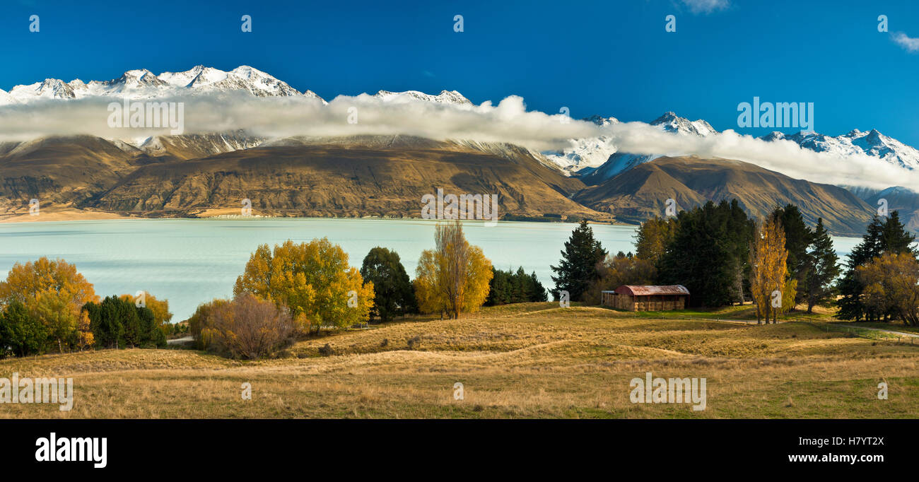 Barn near Lake Pukaki and Ben Ohau Range, Mackenzie Country, Canterbury ...