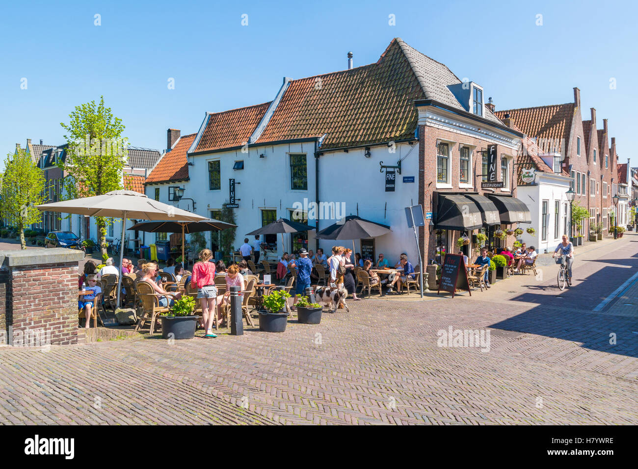 People relaxing on outdoor terrace of cafe on Oude Haven in old town of Naarden, North Holland, Netherlands Stock Photo