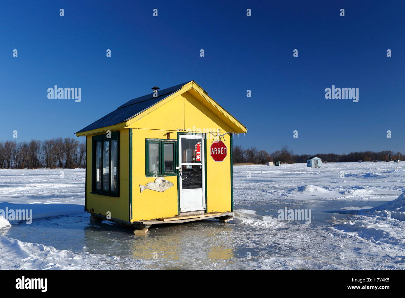 https://c8.alamy.com/comp/H7YXK5/ice-fishing-cabin-on-frozen-saint-lawrence-river-maple-grove-quebec-H7YXK5.jpg