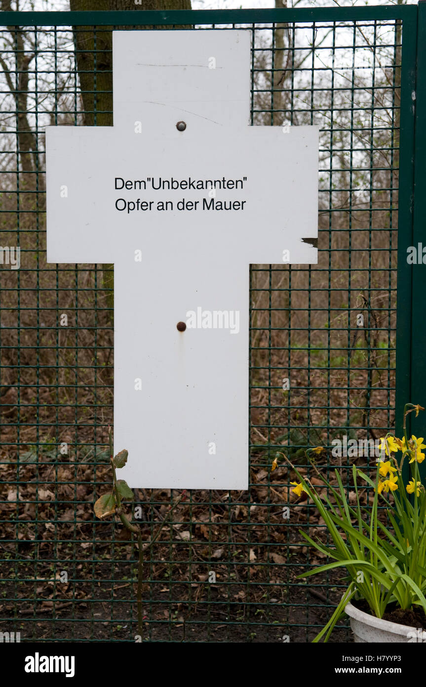 Cross as a memorial for victims of the Berlin Wall, Tiergarten, Berlin Stock Photo