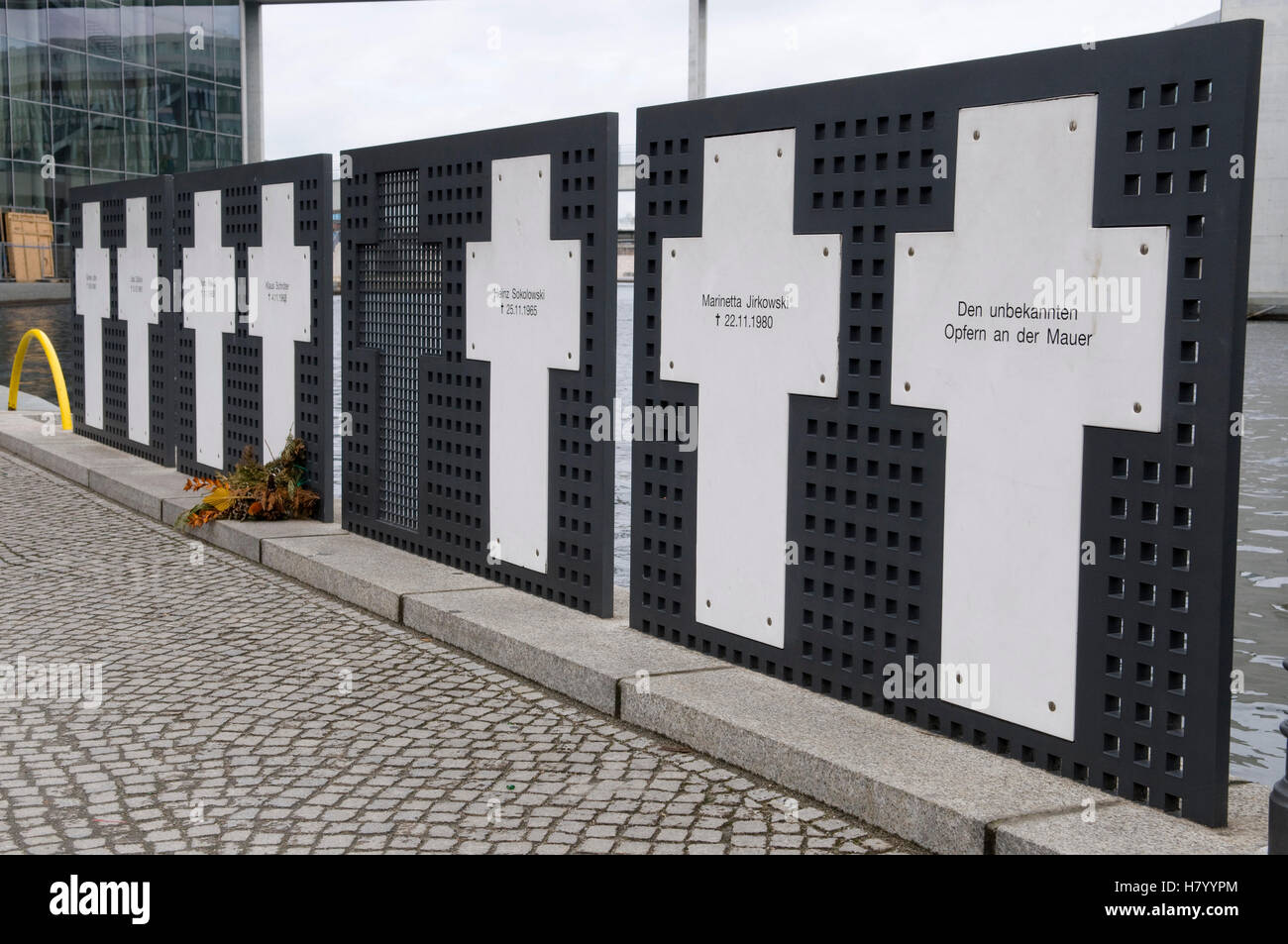 Crosses as a memorial for victims of the Berlin Wall, Reichstagsufer bank, Berlin Stock Photo