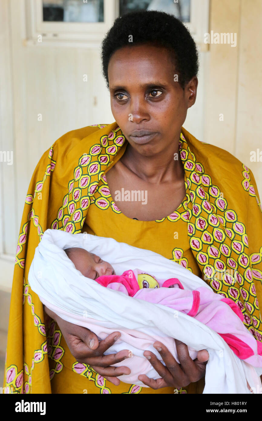 Congolese mother with her newborn baby in the refugee camp Kigeme, near Gikongoro, Rwanda, Africa Stock Photo