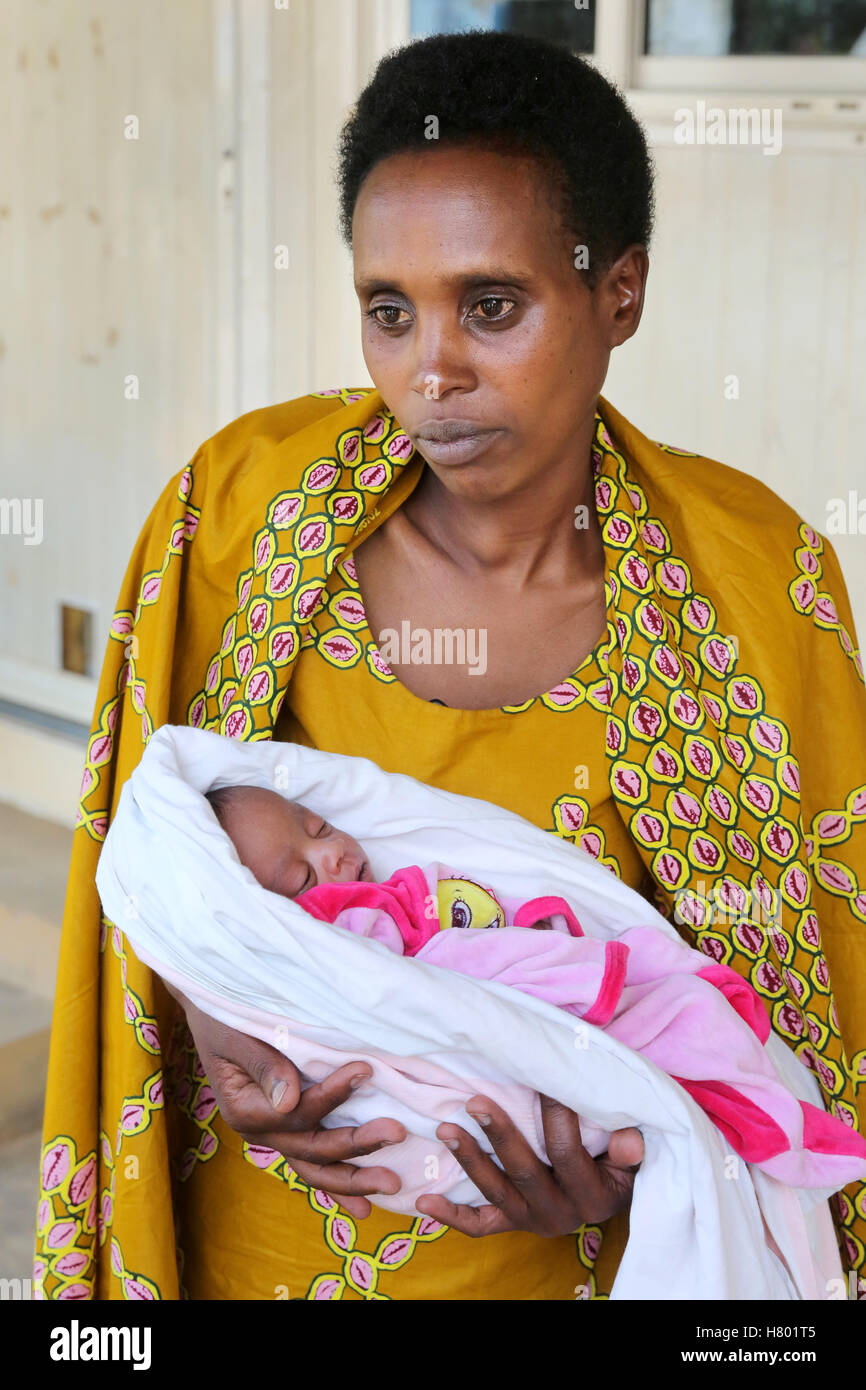 Congolese mother with her newborn baby in the refugee camp Kigeme, near Gikongoro, Rwanda, Africa Stock Photo