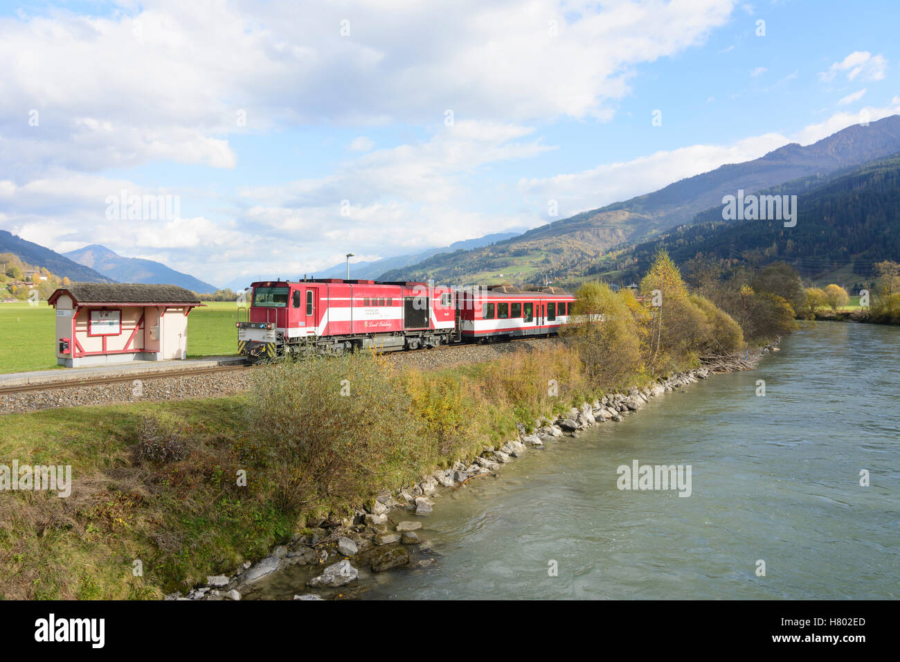 Niedernsill: local train of Pinzgauer Lokalbahn at station Jesdorf-Bergfried, river Salzach, Pinzgau, Salzburg, Austria Stock Photo