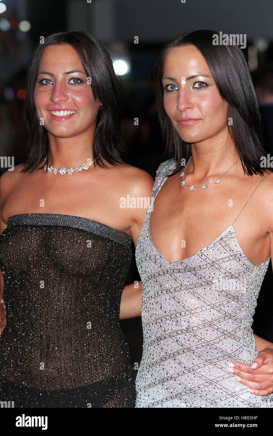 NIKKI & TEENA COLLINS SNATCH PREMIERE LONDON THE ODEON LEICESTER SQ LONDON ENGLAND 29 August 2000 Stock Photo