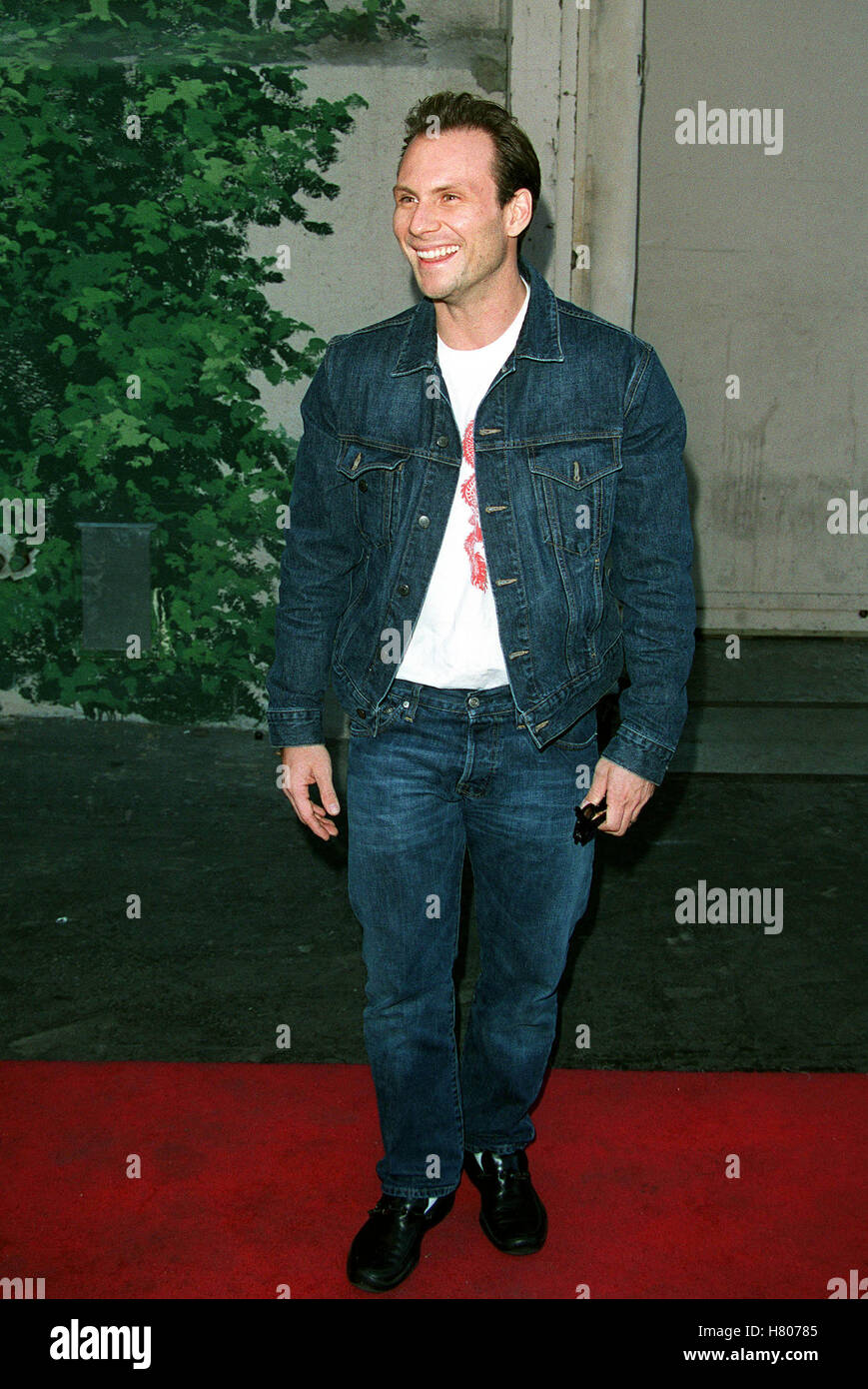 CHRISTIAN SLATER DESIGNER GARAGE SALE PARMOUNT STUDIOS LA USA 18 November 2000 Stock Photo Alamy