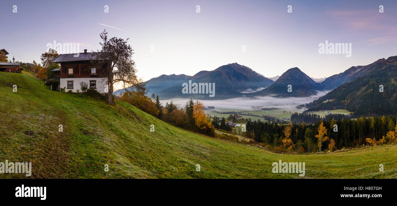 Neukirchen am Großvenediger: farm house in Salzach valley, mountain Hohe Tauern, morning mist, Pinzgau, Salzburg, Austria Stock Photo