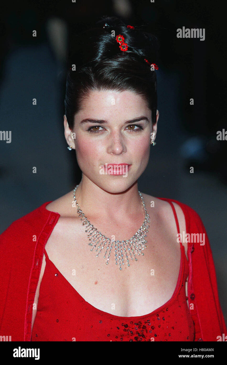 Neve campbell 1999 hi-res stock photography and images - Alamy