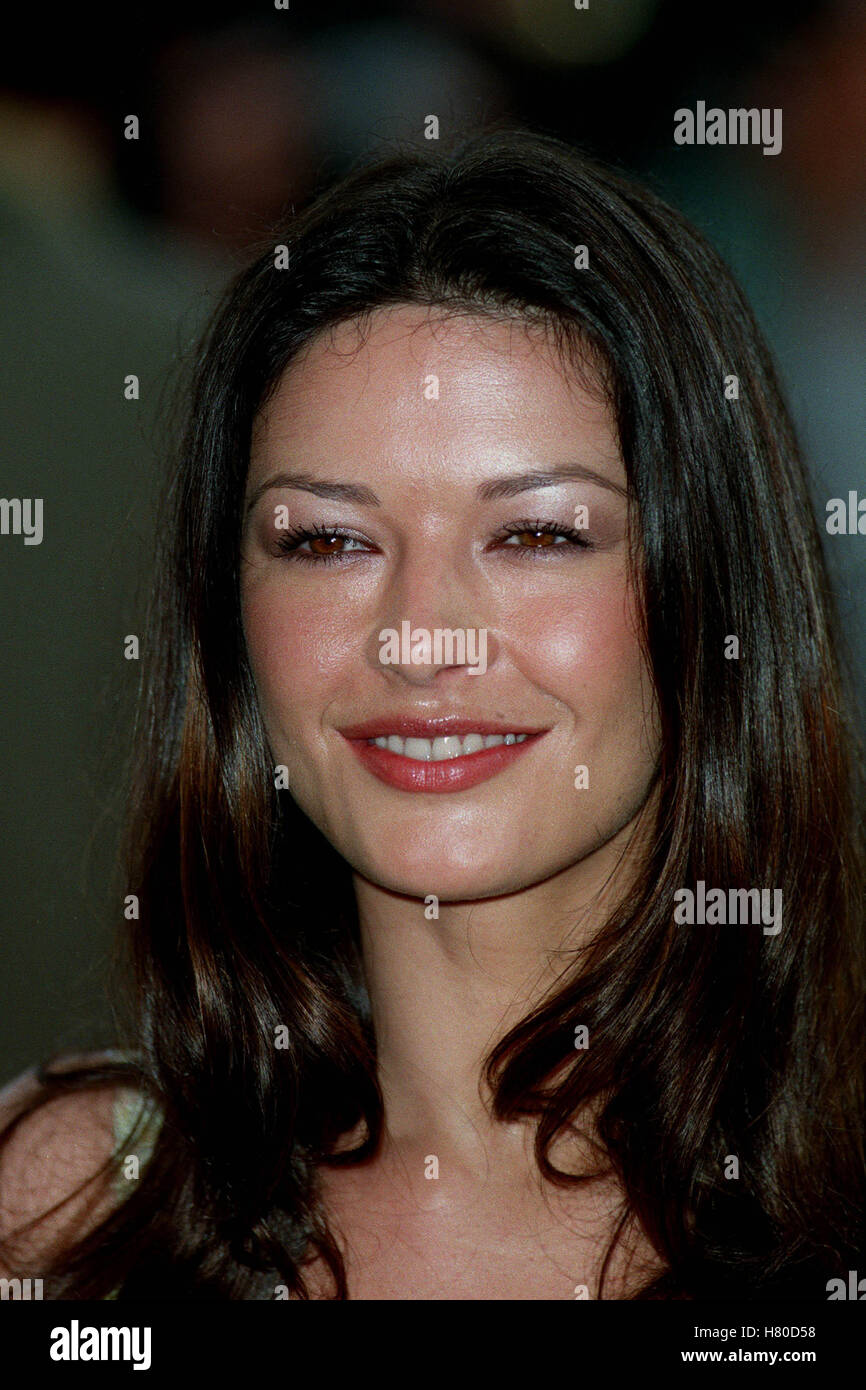Catherine zeta jones 24 may 1999 hi-res stock photography and