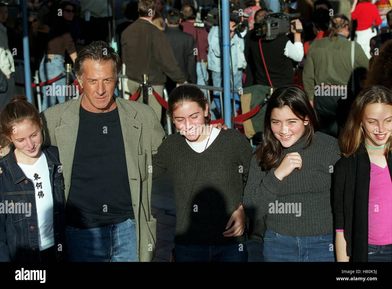 DUSTIN HOFFMAN & CHILDREN LOS ANGELES USA 11 December 1999 Stock Photo