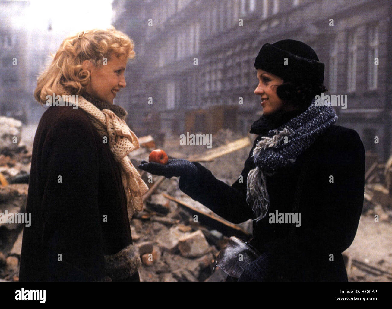 Aimee & Jaguar, (AIMEE & JAGUAR) D 1999, Regie: Max Färberböck, JULIANE KÖHLER, MARIA SCHRADER, Stichwort: Trümmer, Ruinen, Apfel Stock Photo