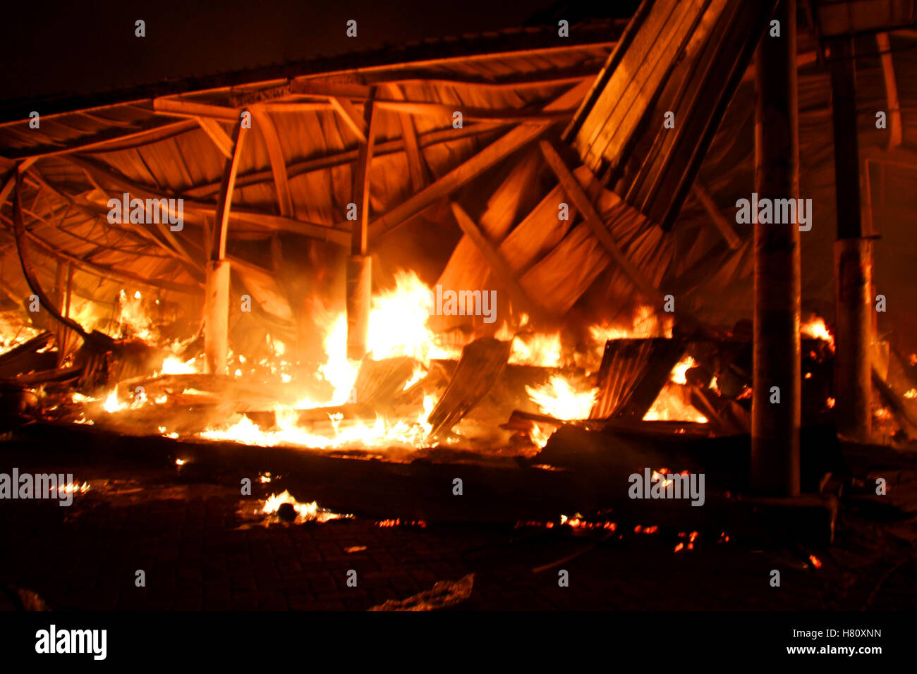 Sidoarjo, Indonesia. 08th Nov, 2016. Six fire engines (PMK) from various locations trying to extinguish a fire that occurred in a number of stands Pasar Baru Porong Sidoarjo, East Java, Indonesia. The fire occurred in one of the booths that sell goods made of plastic so the fire quickly grabbed the items in it. Caused of fire was still unknown. Credit:  Sholaita Iriawan/Pacific Press/Alamy Live News Stock Photo