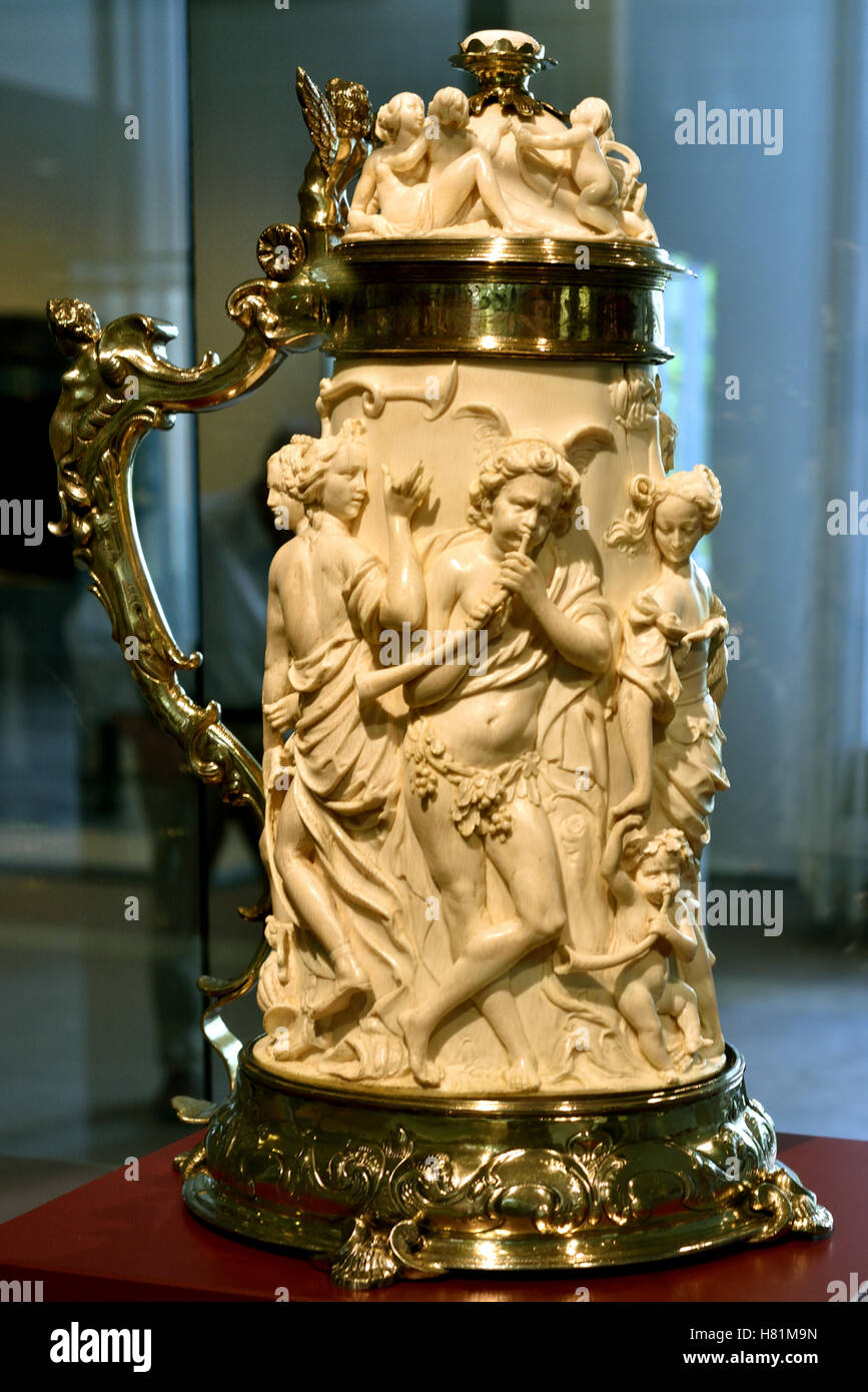 Deckelhumpen mit Bekrönung des Herkules. - Lid tankard with a crown of Hercules. Kunstgewerbemuseum, Berlin, German, Germany.  ( The demigod from the ancient legend was a popular ruler because of his strength  ) Ivory carver and goldsmith Stock Photo