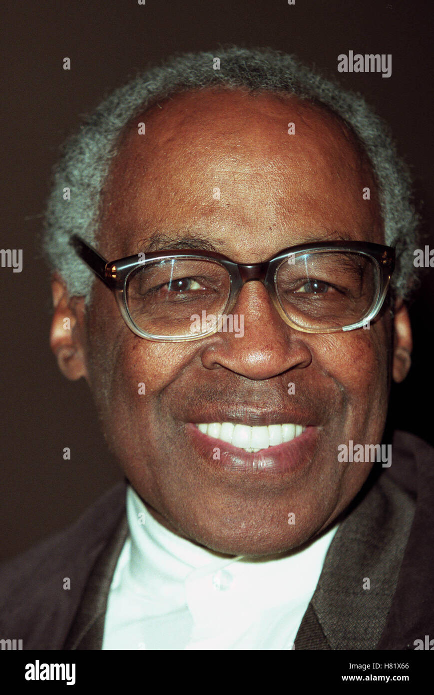 ROBERT GUILLAUME ROOTS 25TH ANNIVERSARY ROOTS ACADEMY OF TV ARTS LA USA 15 January 2002 Stock Photo
