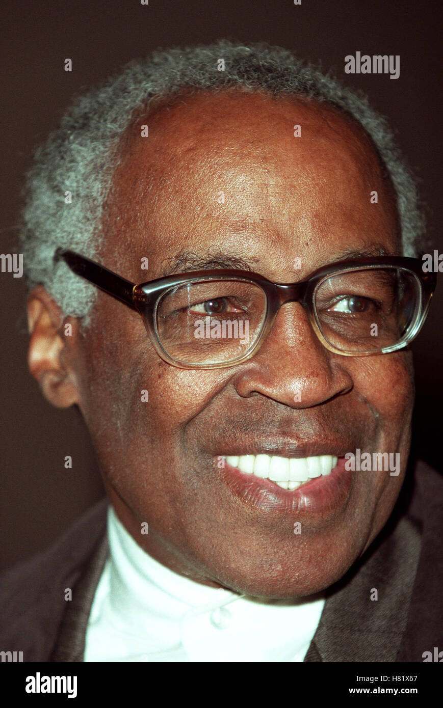 ROBERT GUILLAUME ROOTS 25TH ANNIVERSARY ROOTS ACADEMY OF TV ARTS LA USA 15 January 2002 Stock Photo