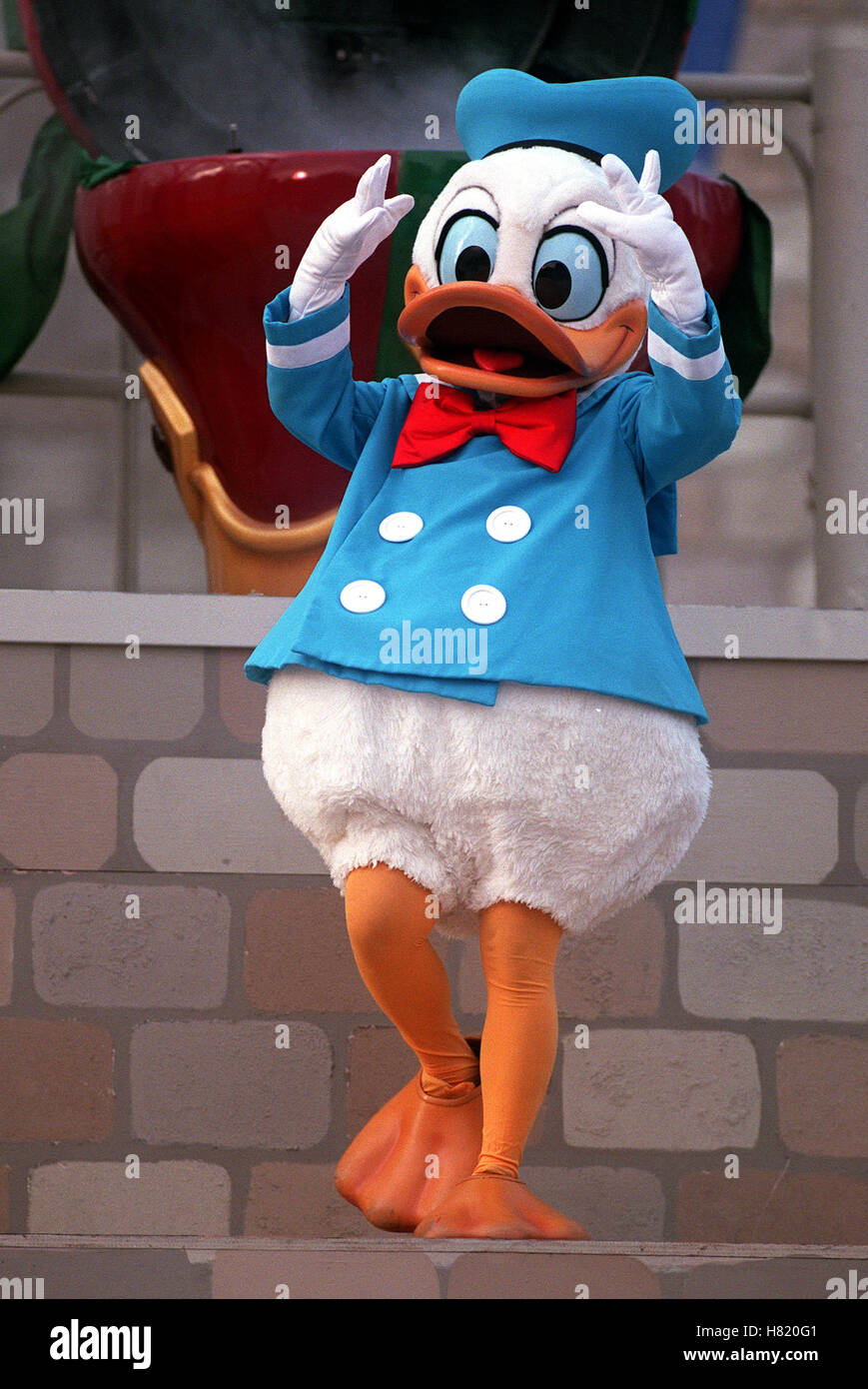 DONALD DUCK MAGIC KINGDOM ORLANDO 01 April 2002 Stock Photo - Alamy