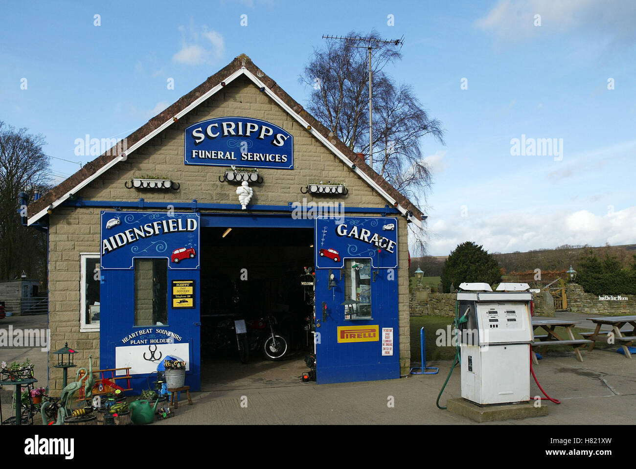 AIDENSFIELD GARAGE HEARTBEAT LOCATIONS GOATHLAND NORTH YORKSHIRE ENGLAND 18 February 2002 Stock Photo