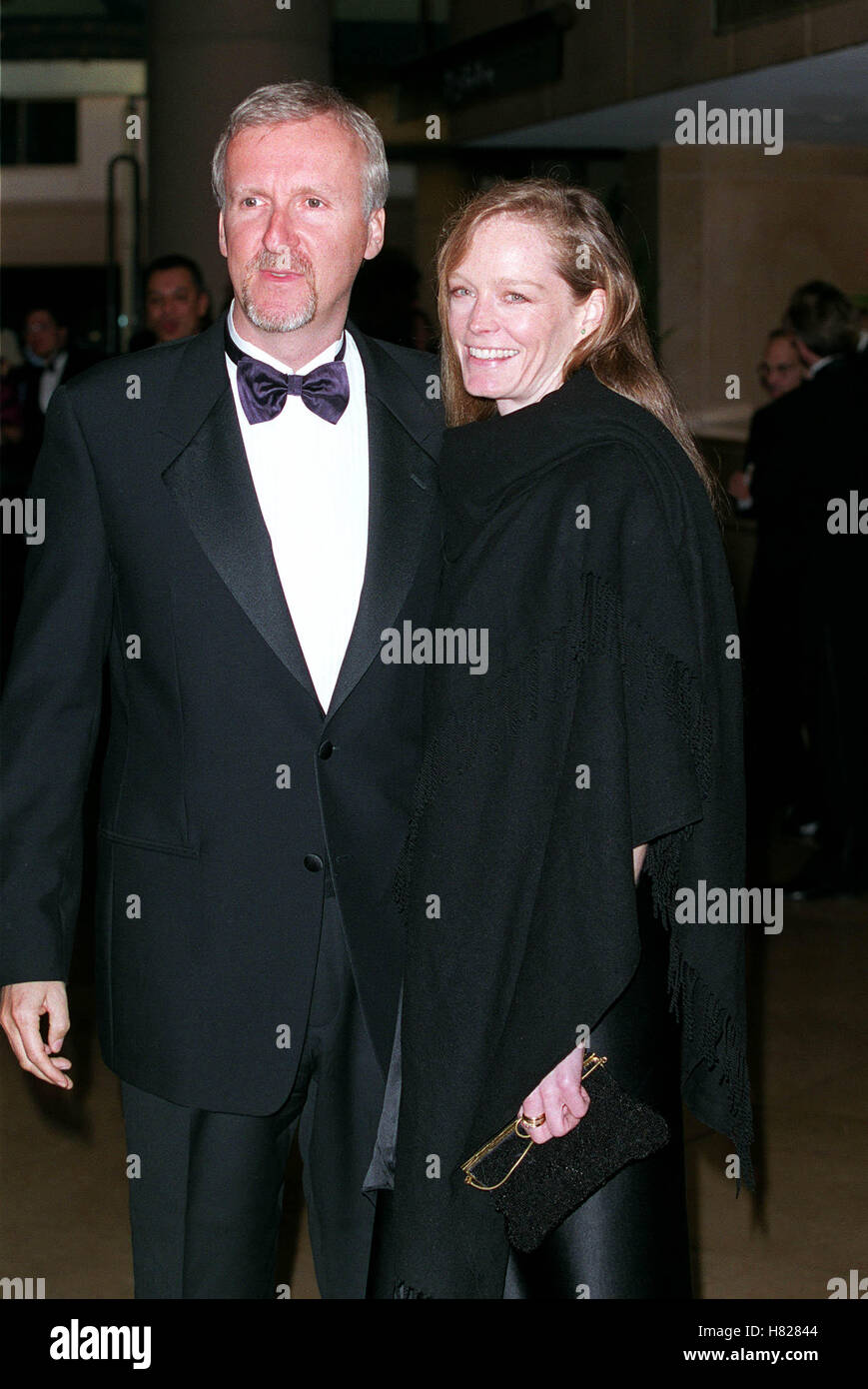 JAMES CAMERON & SUZY AMIS LOS ANGELES USA 23 February 2000 Stock Photo