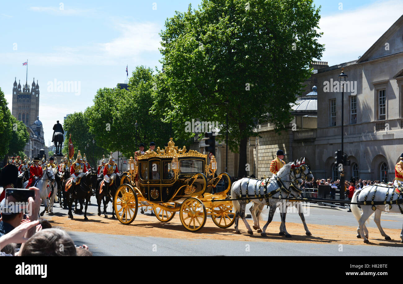London, UK, 27th May, 2015, Her Majesty the Queen travelling by State Carriage back to Buckingham Palace Stock Photo