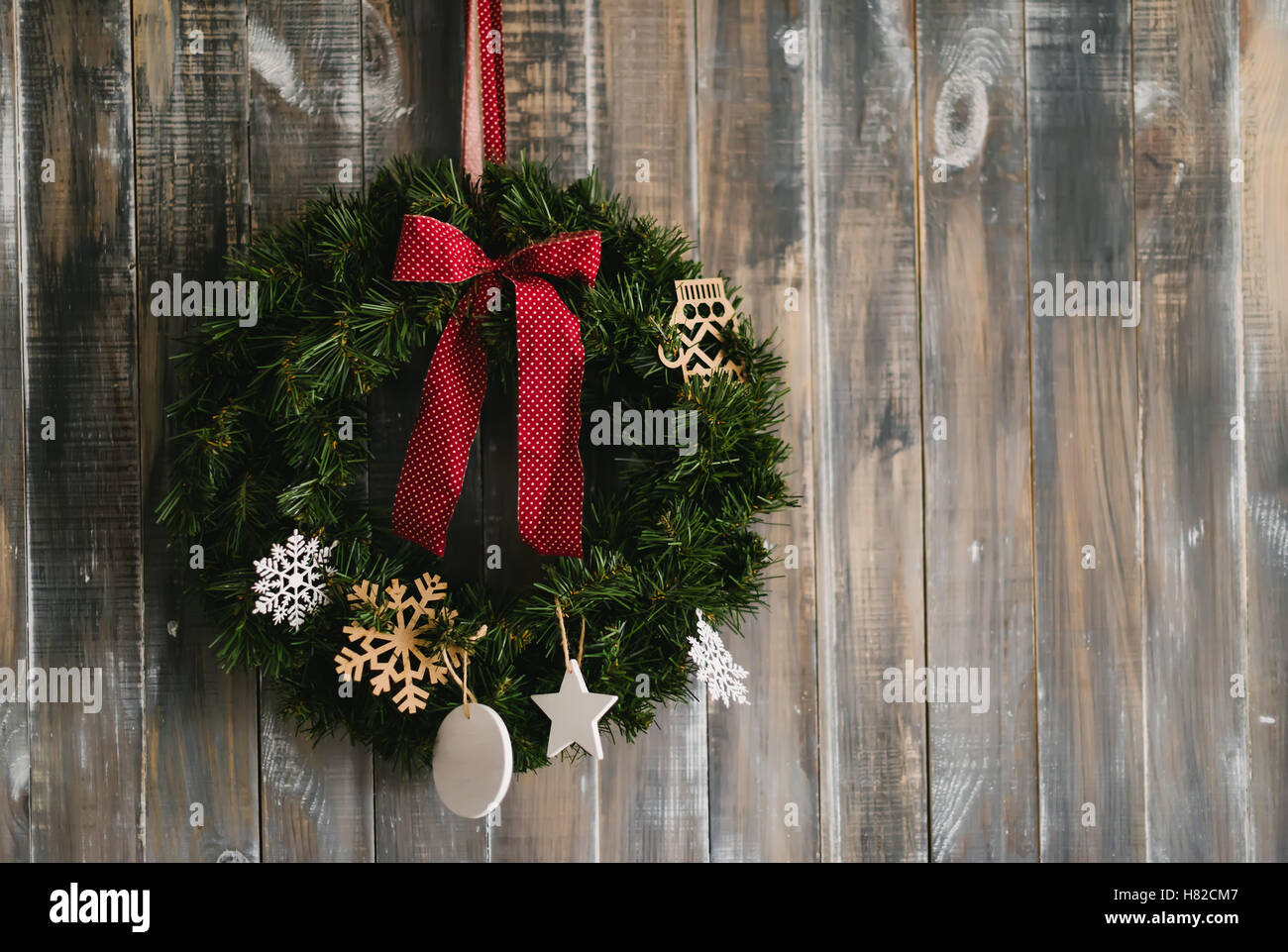 Christmas wreath on green door hires stock photography and images Alamy