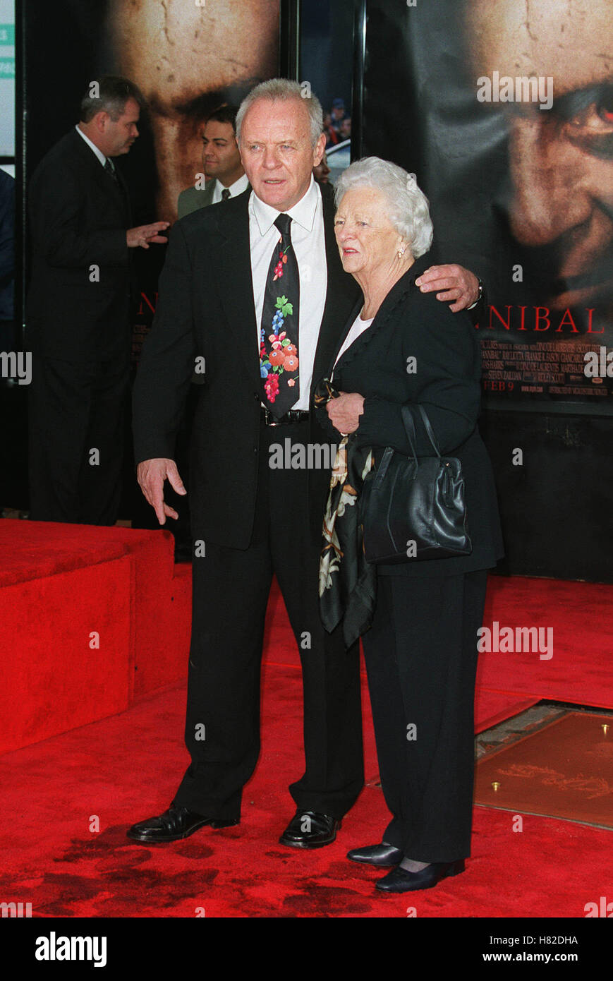 anthony-hopkins-muriel-footprints-ceremony-manns-chinese-theater